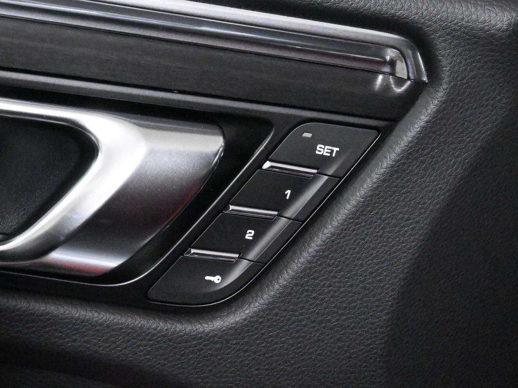 Thumbnail: 2026 Porsche Macan - 32