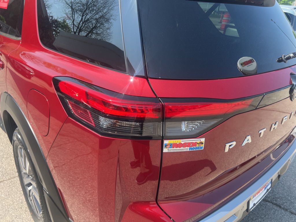 2023 Nissan Pathfinder SL photo