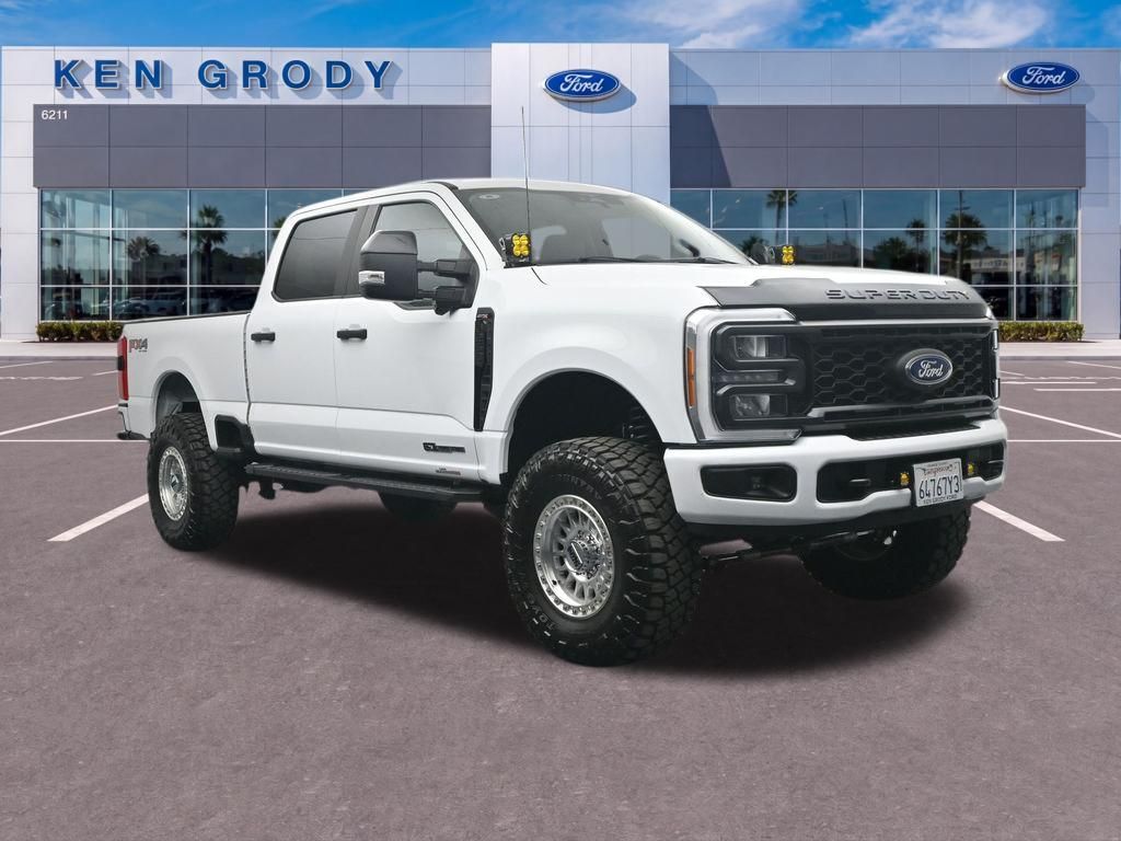Oxford White 2023 Ford F-250 Super Duty Pickup Truck Four-Wheel Drive Automatic