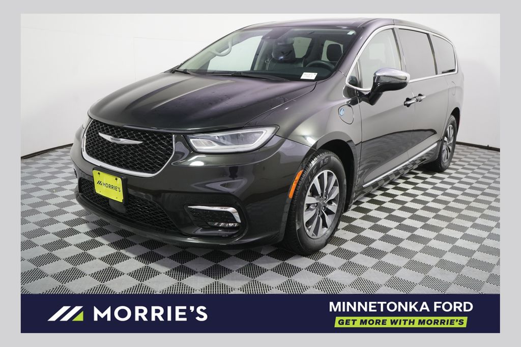 2023 Chrysler Pacifica Hybrid Limited Hybrid's photo
