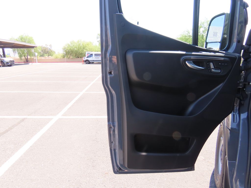 Thumbnail: 2025 Mercedes-Benz Sprinter - 25