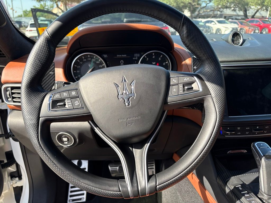 Thumbnail: 2021 Maserati Levante - 12