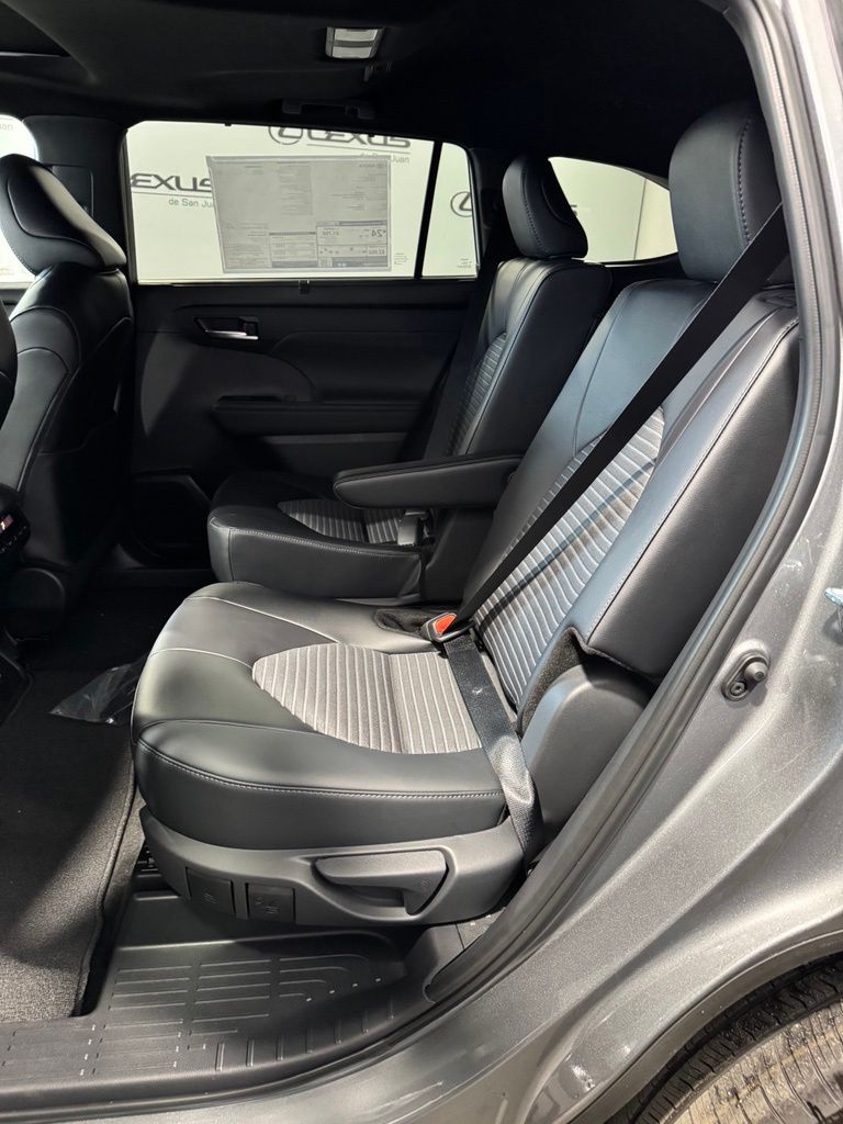 Thumbnail: 2026 Toyota Highlander - 32