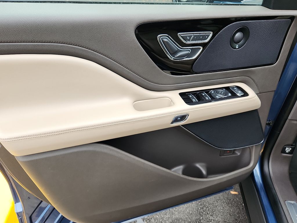 Thumbnail: 2020 Lincoln Aviator - 12