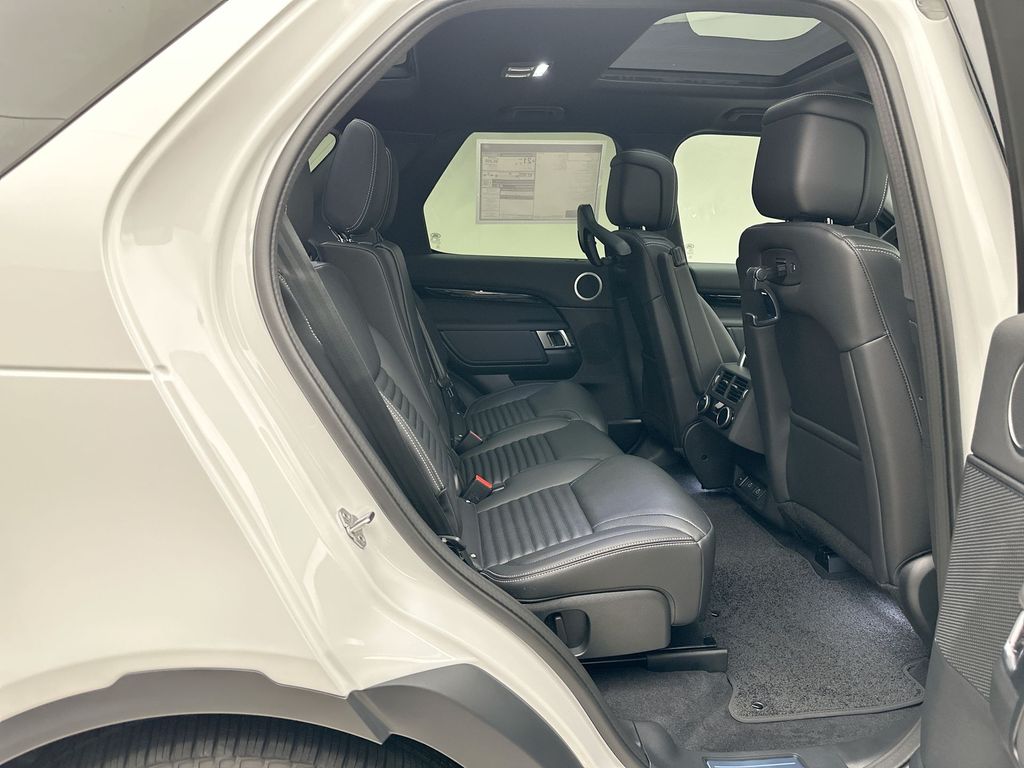 Thumbnail: 2026 Land Rover Discovery - 7