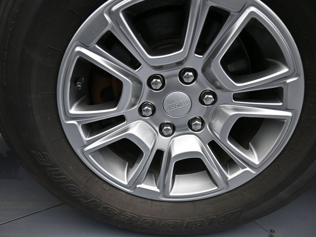 Used 2024 Diamond Black Crystal Pearlcoat Jeep Base image 45