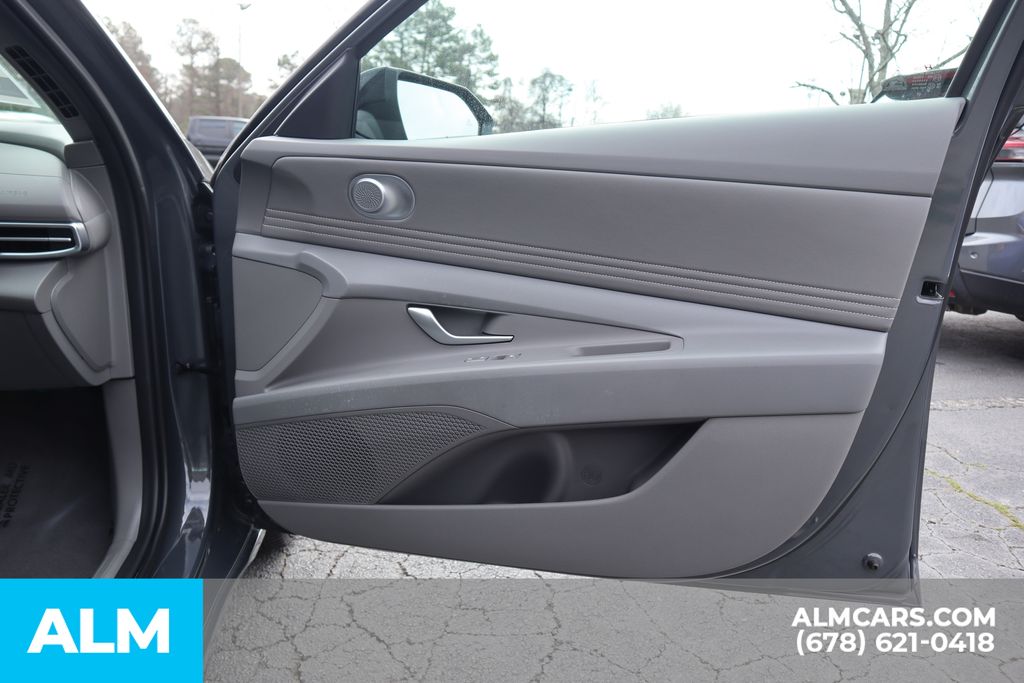 Used 2025 Gray Hyundai SEL Sport image 28