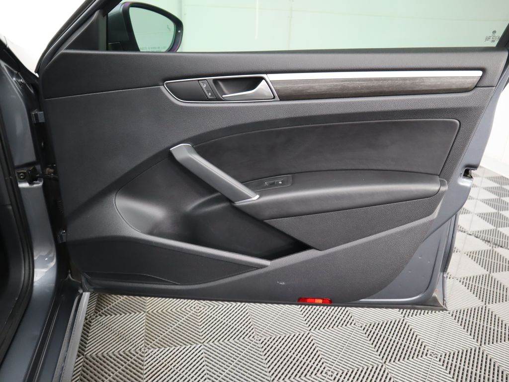 2017 Volkswagen Passat SE 24