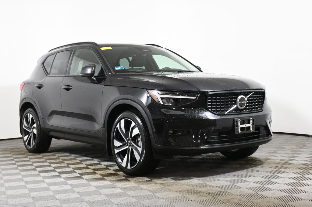 Thumbnail: 2023 Volvo XC40 - 9