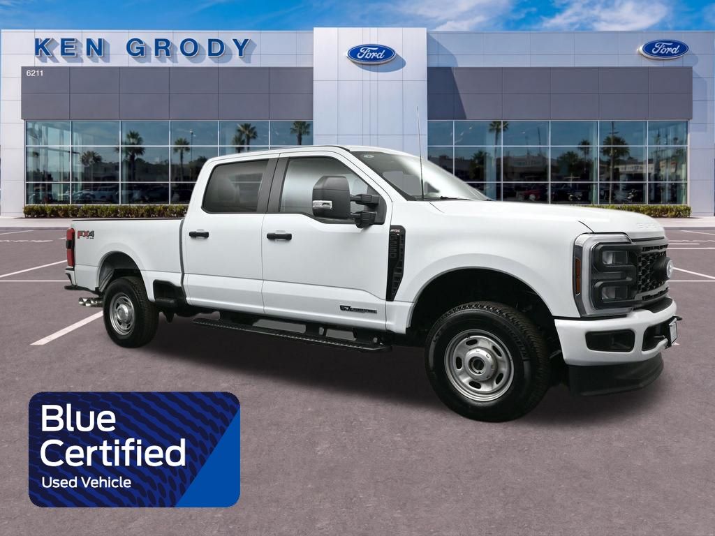 Oxford White 2025 Ford F-250 Super Duty Pickup Truck Four-Wheel Drive Automatic