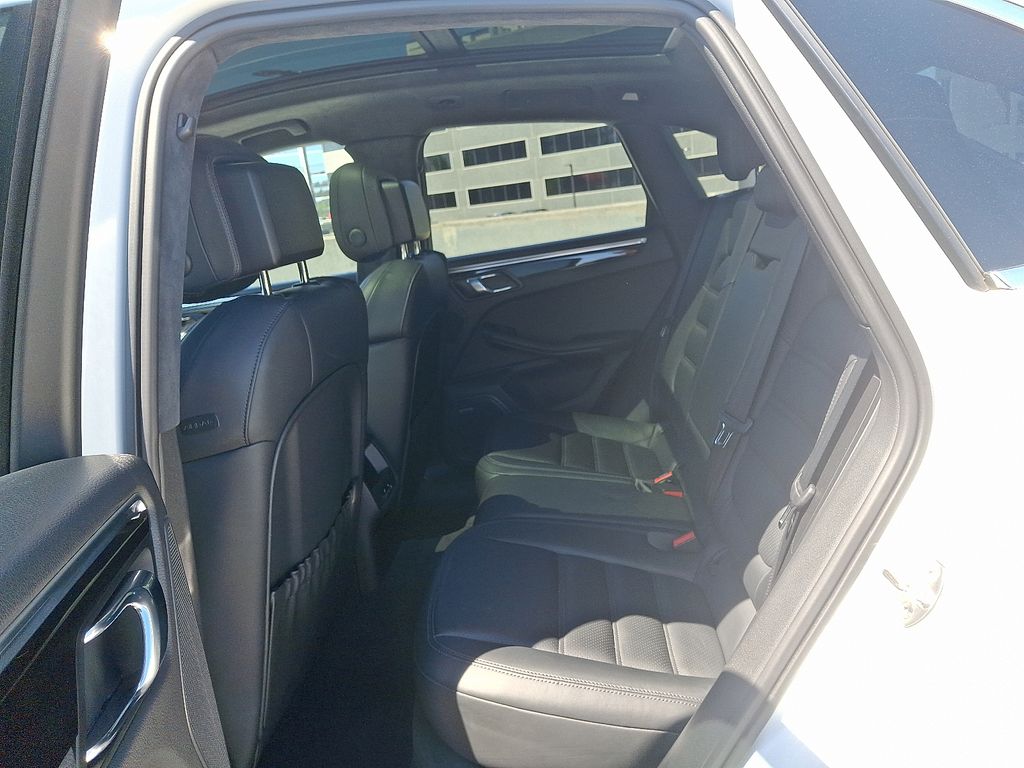 2015 Porsche Macan Turbo 14