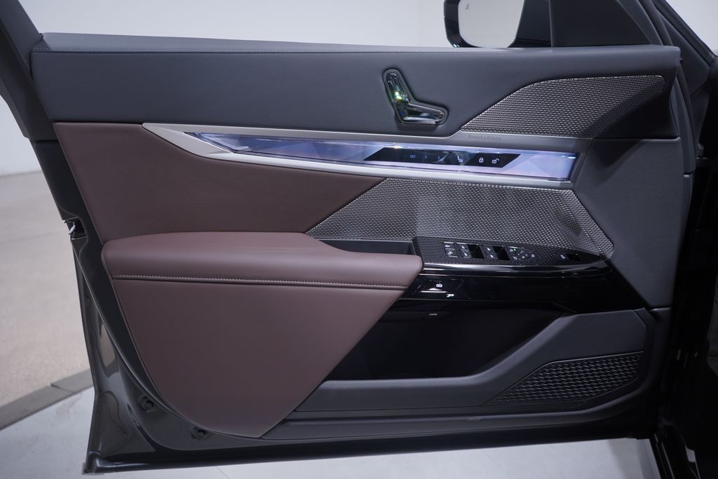 2025 BMW 7 Series 740i 13