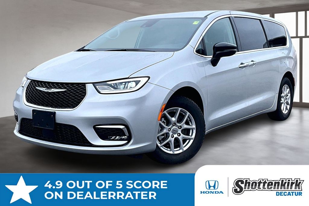 2024 Chrysler Pacifica Touring L's photo