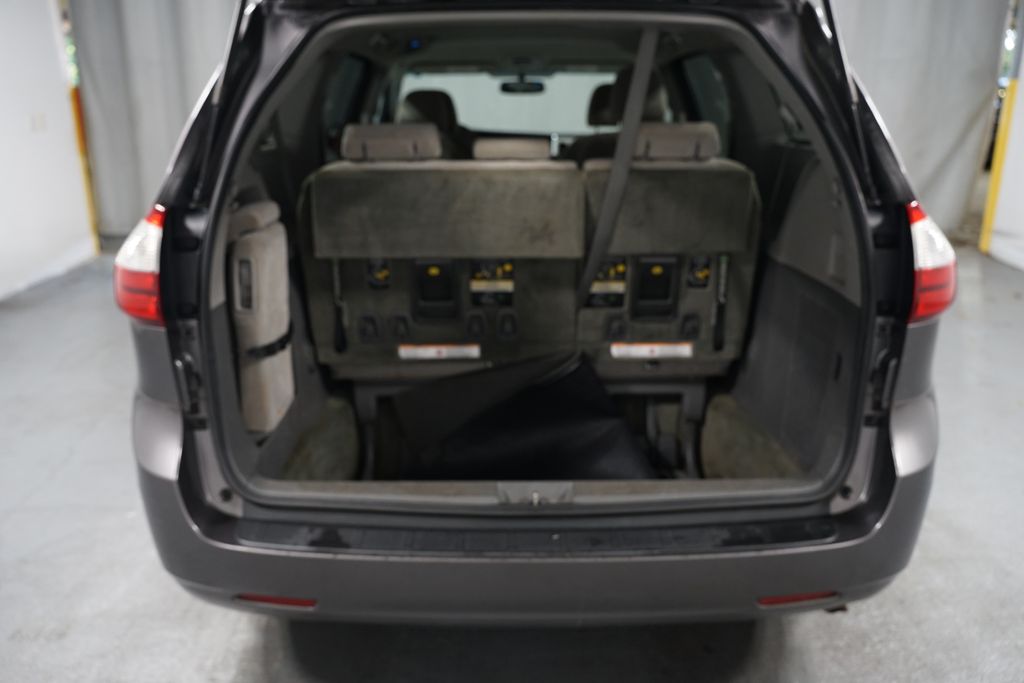 Thumbnail: 2017 Toyota Sienna - 30