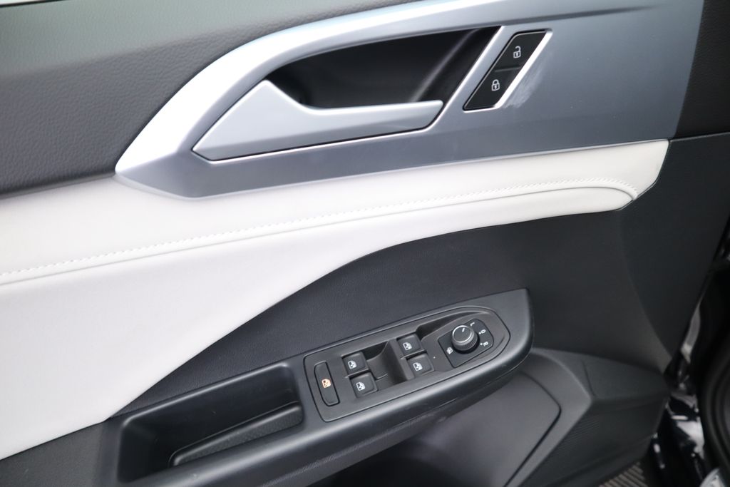 2025 Volkswagen Taos SE 24