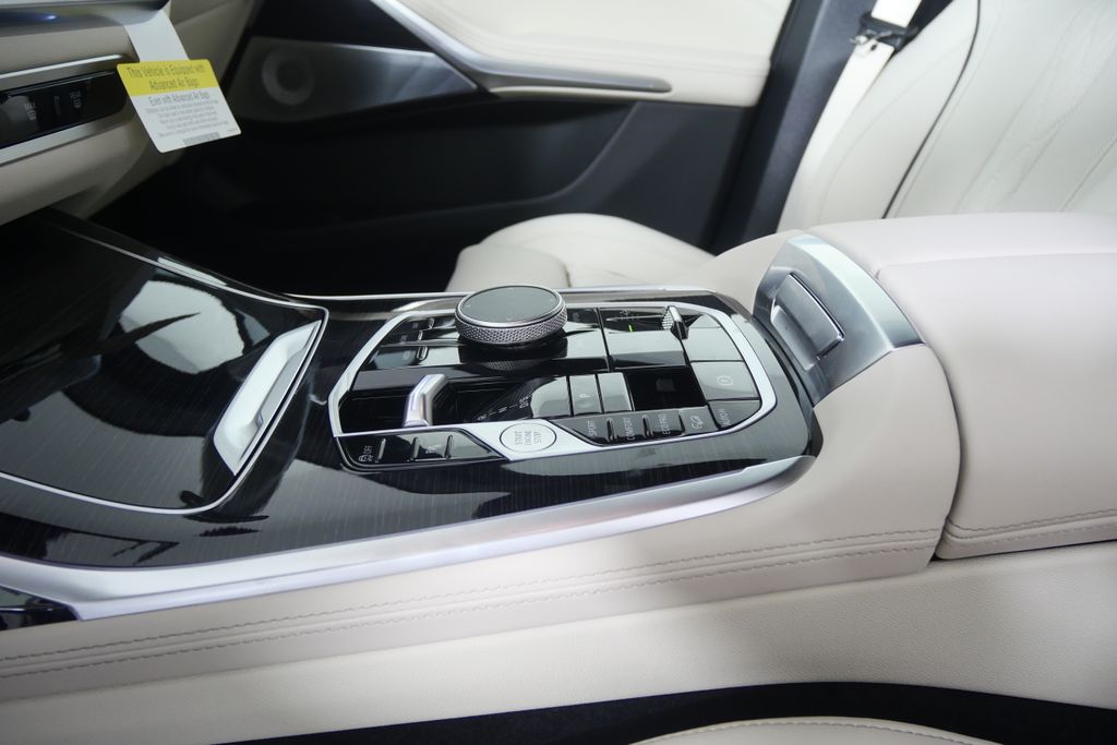 Thumbnail: 2027 BMW X7 - 24