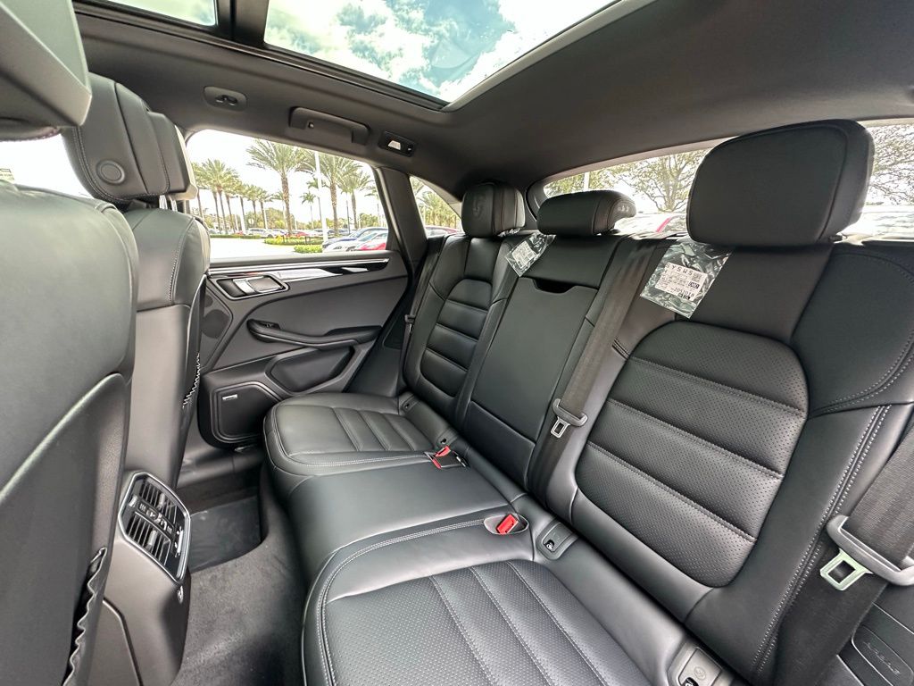 2025 Porsche Macan  27