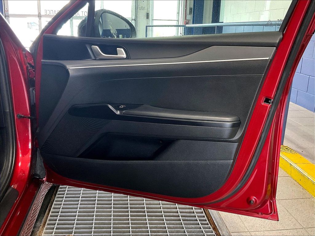 2022 Kia K5 — photo 12