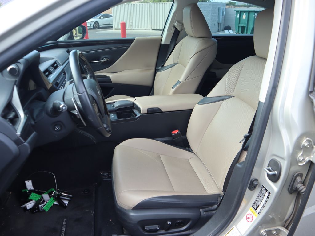Thumbnail: 2019 Lexus ES - 9