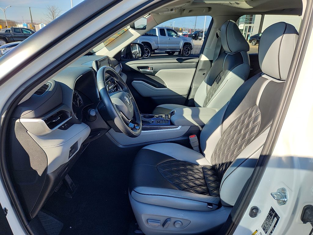 Thumbnail: 2021 Toyota Highlander - 15