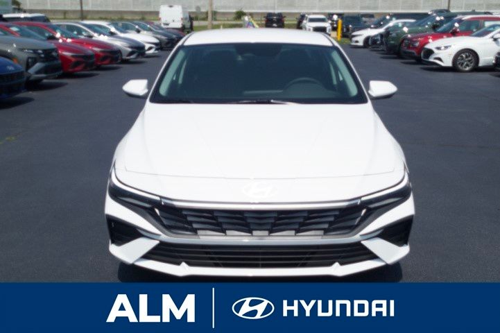 New 2026 White Hyundai SE image 3