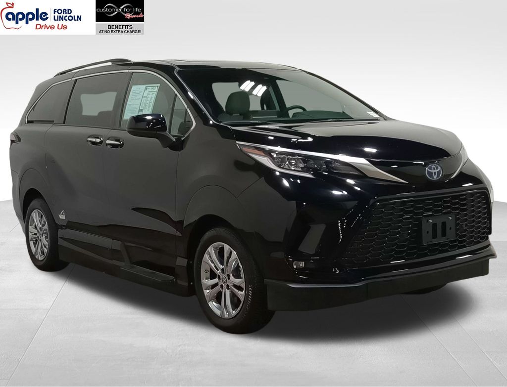 2023 Toyota Sienna XSE — Midnight Black Metallic