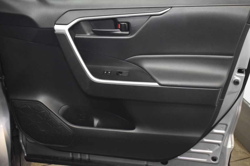 2021 Toyota RAV4 LE 29