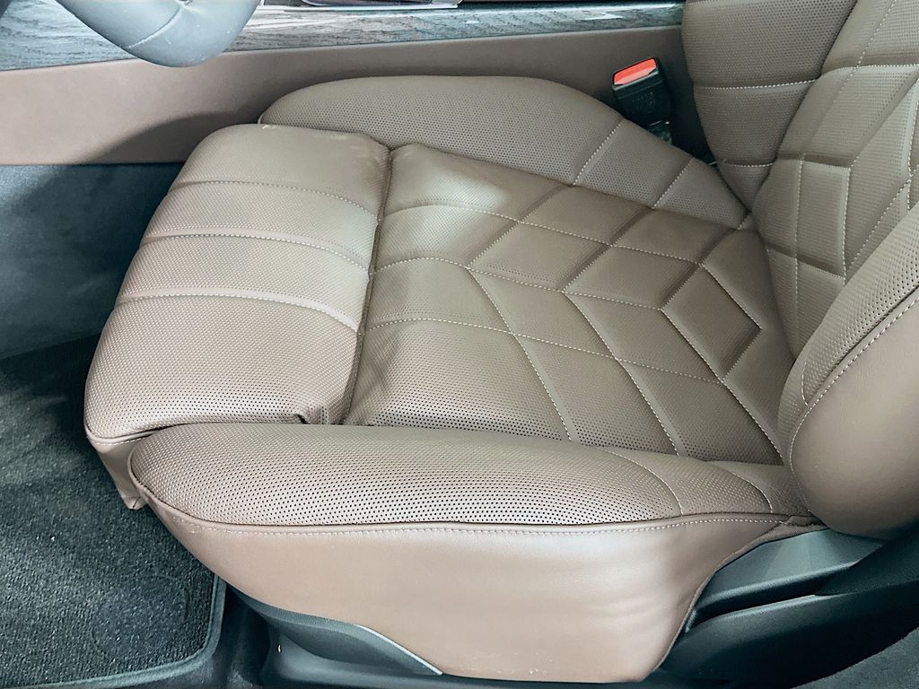 Thumbnail: 2025 BMW i7 - 21