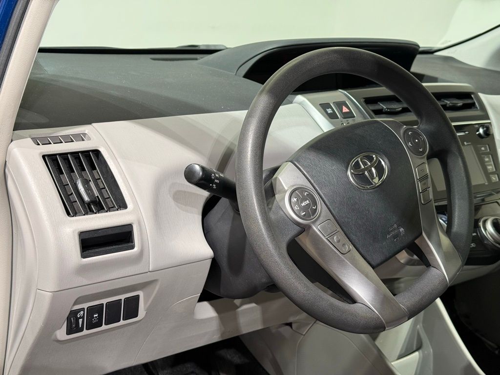 Thumbnail: 2015 Toyota Prius v - 17