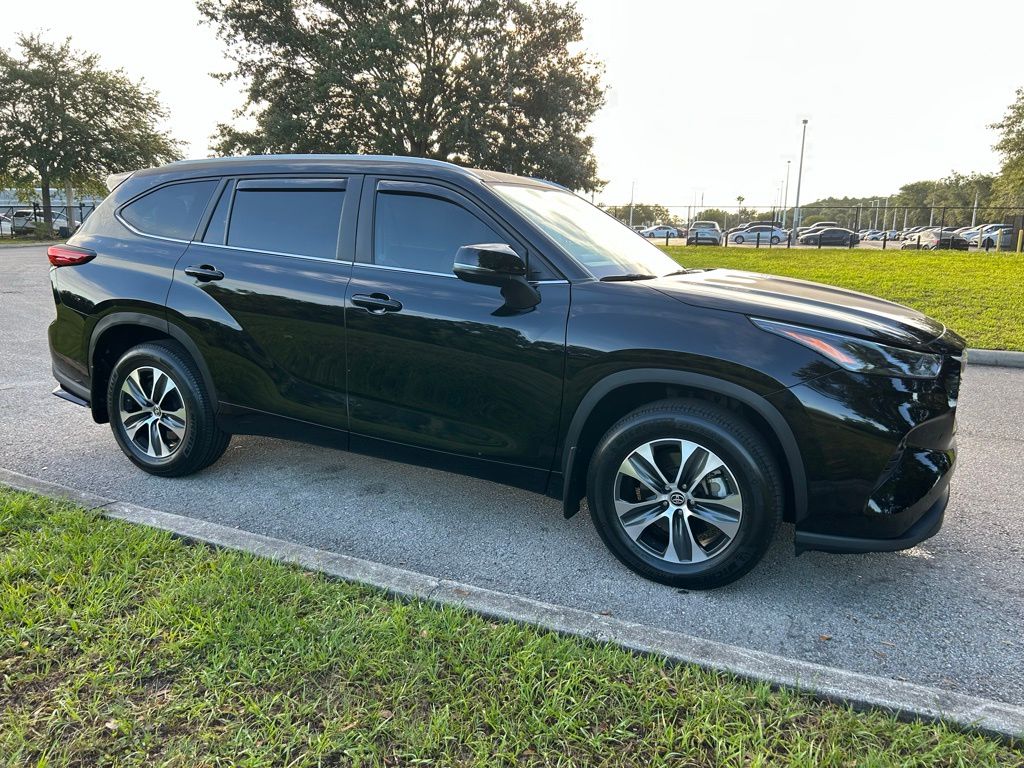 Thumbnail: 2023 Toyota Highlander - 7