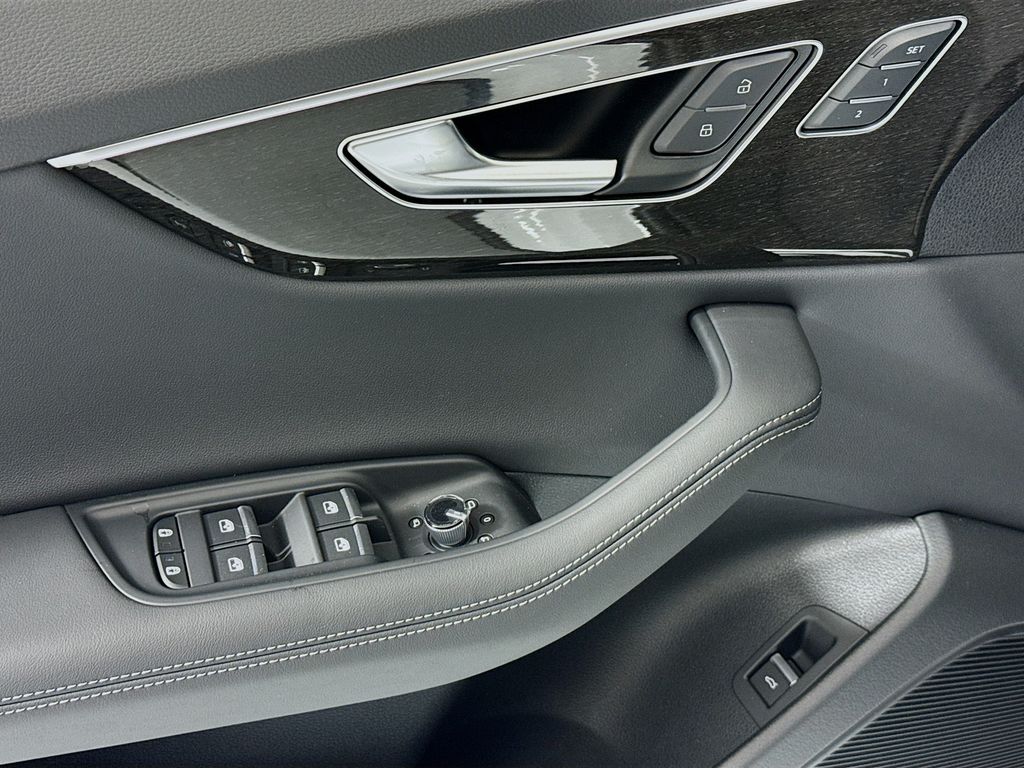 Thumbnail: 2026 Audi Q8 - 25