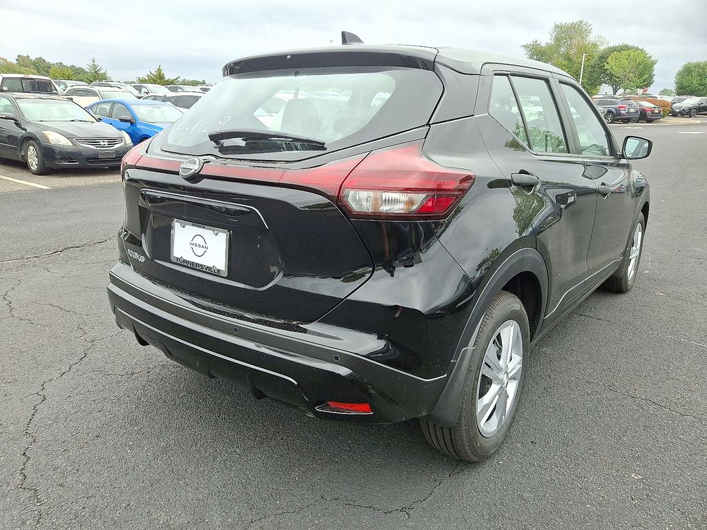 Thumbnail: 2025 Nissan Kicks - 4