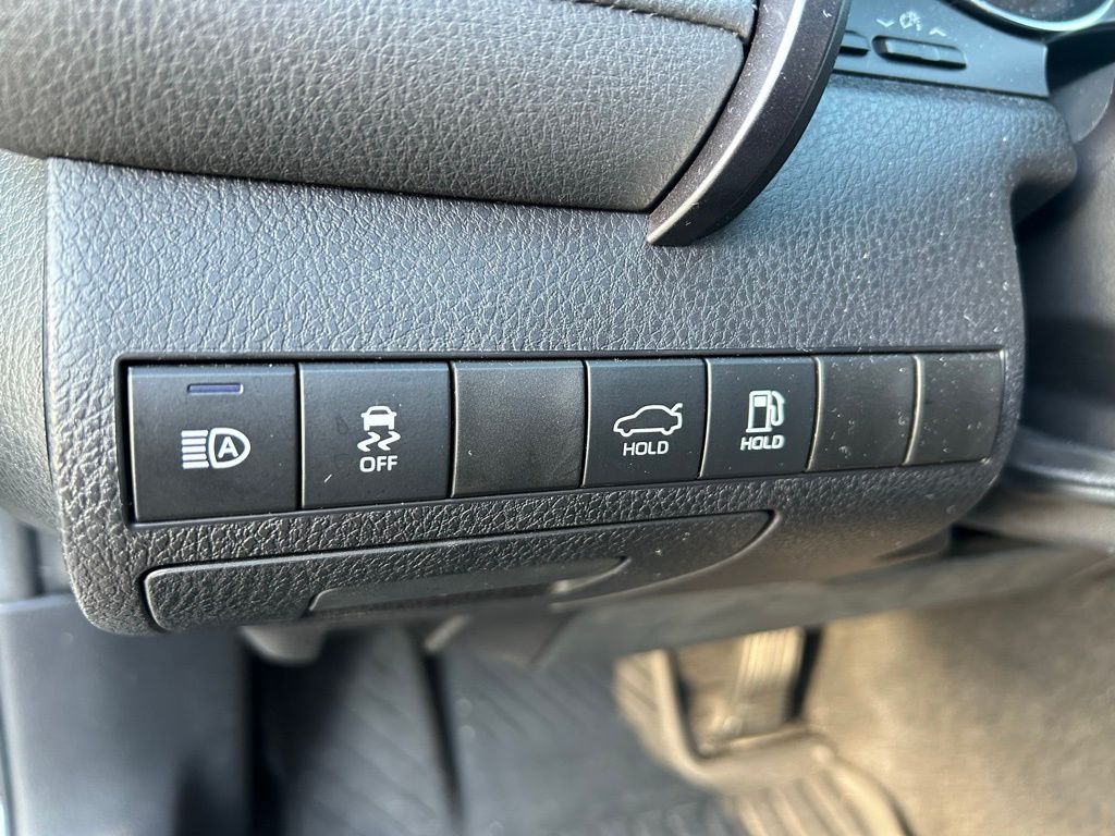 Thumbnail: 2019 Toyota Camry - 18