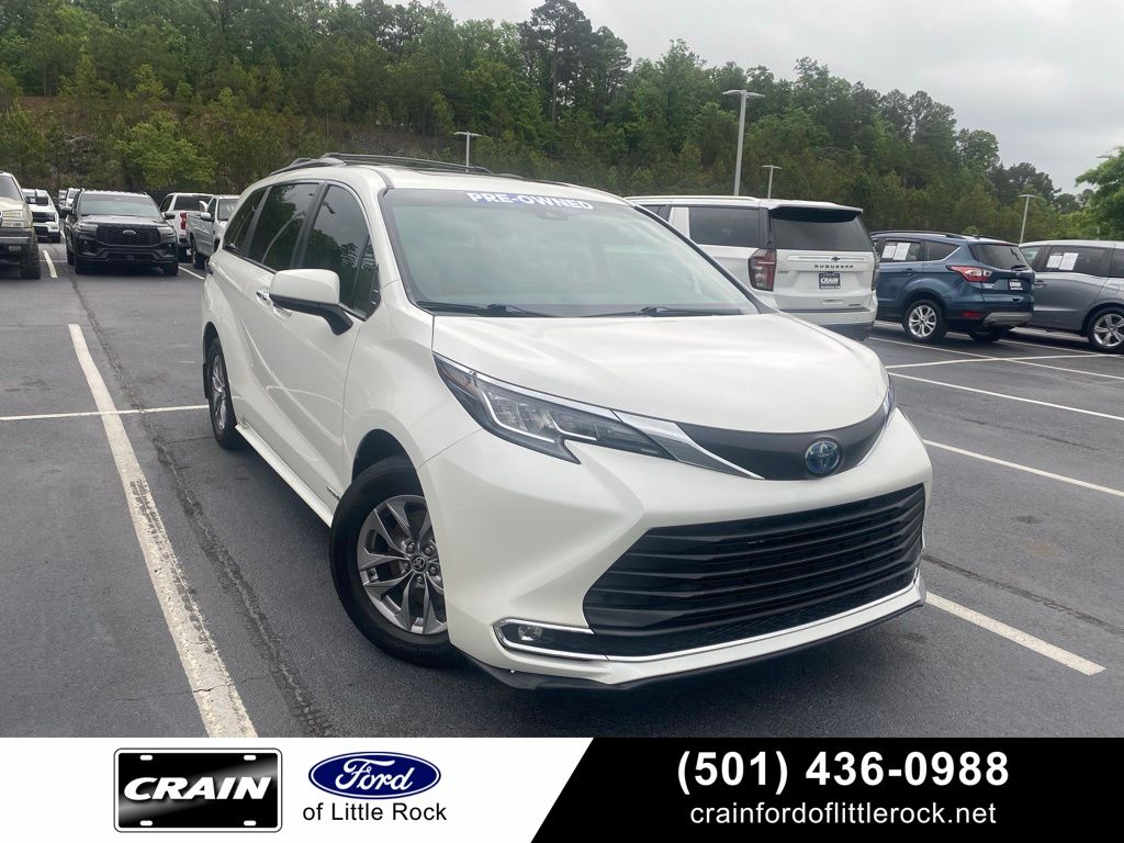 White (Blizzard Pearl) 2021 Toyota Sienna XLE 7-Passenger FWD Minivan Front-Wheel Drive Continuously Variable Transmission