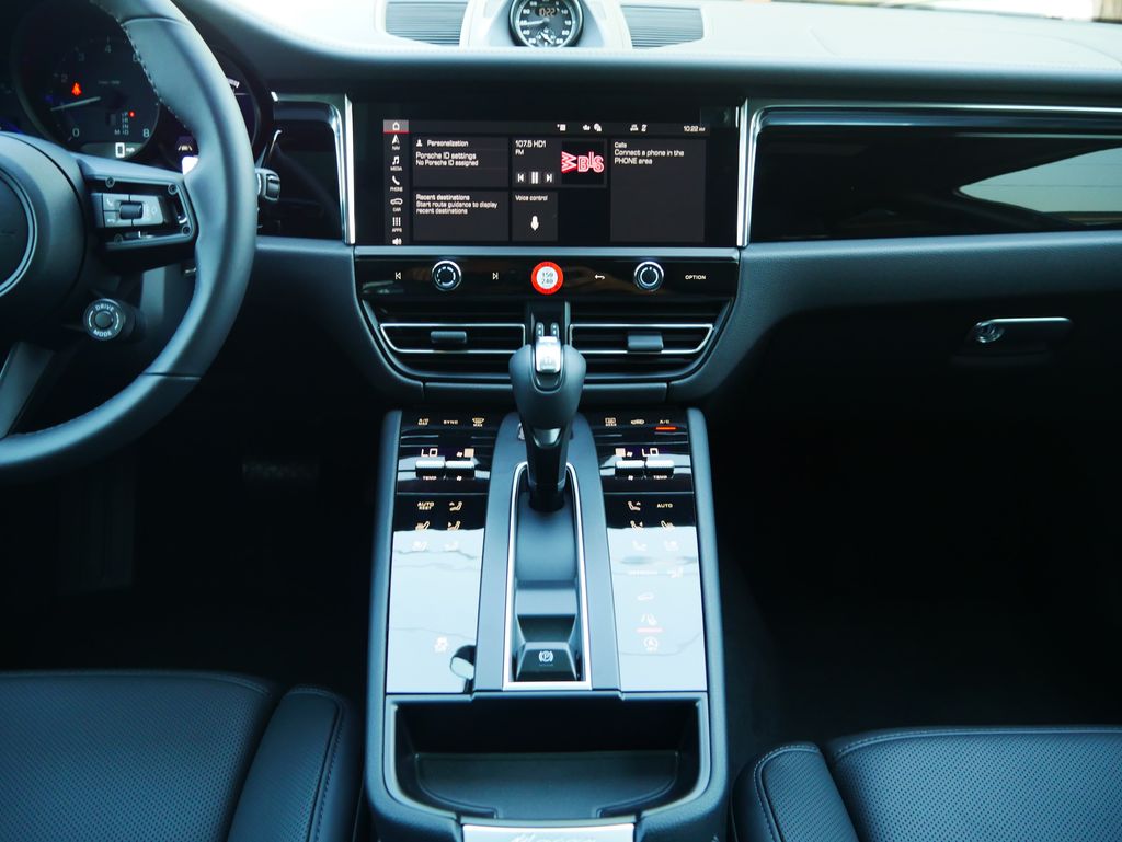 Thumbnail: 2026 Porsche Macan - 27