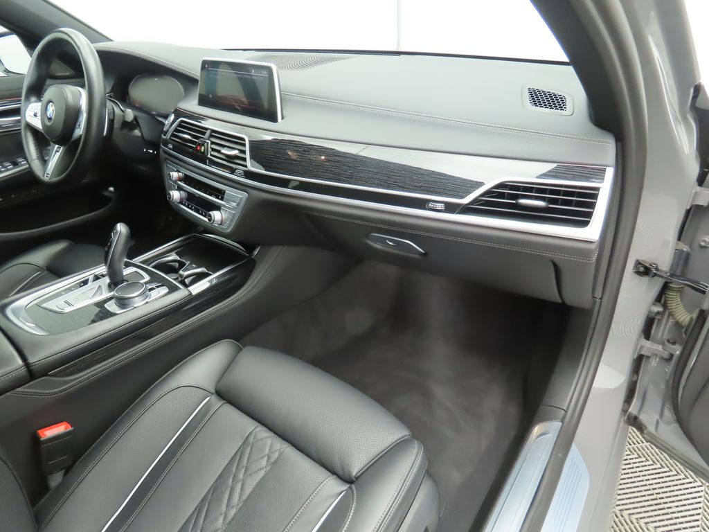 2022 BMW 7 Series 740i 18