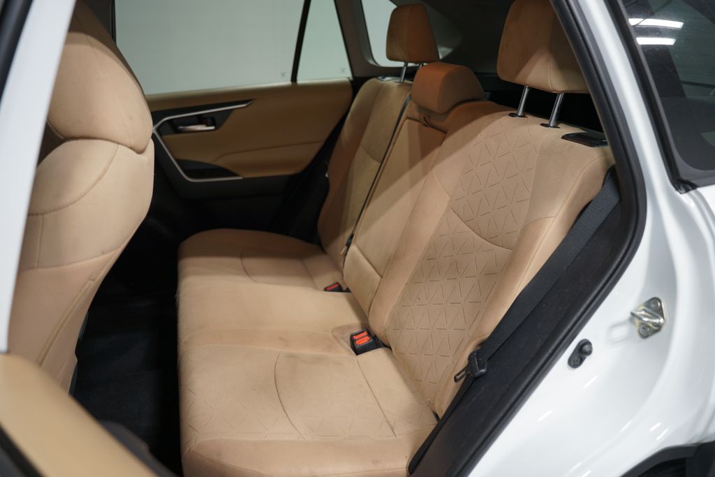 2020 Toyota RAV4 XLE 28