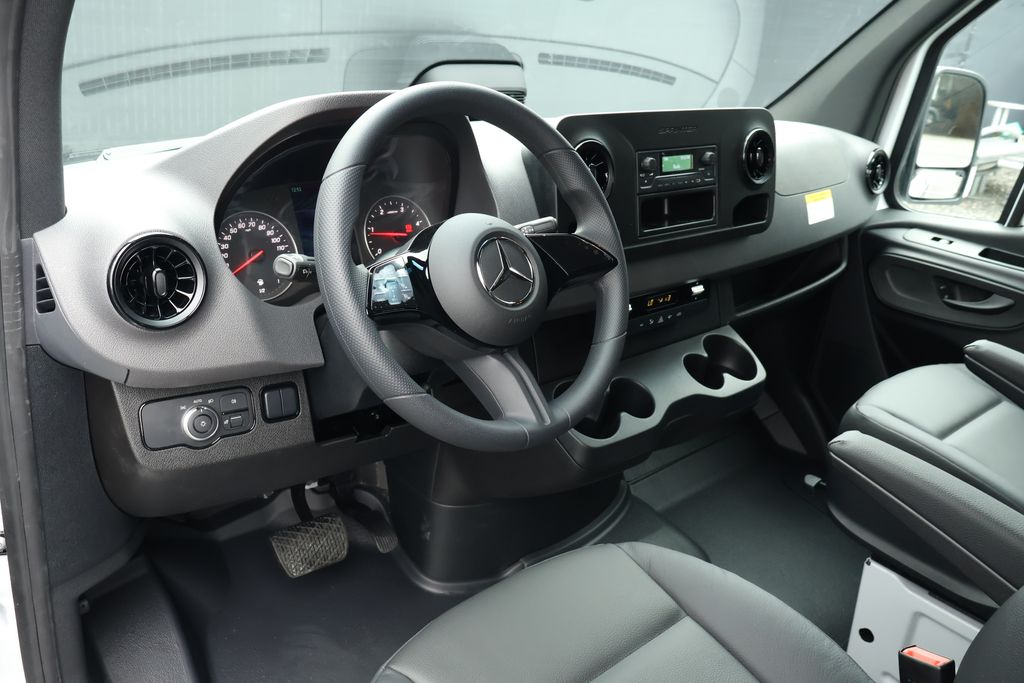 Thumbnail: 2025 Mercedes-Benz Sprinter - 3