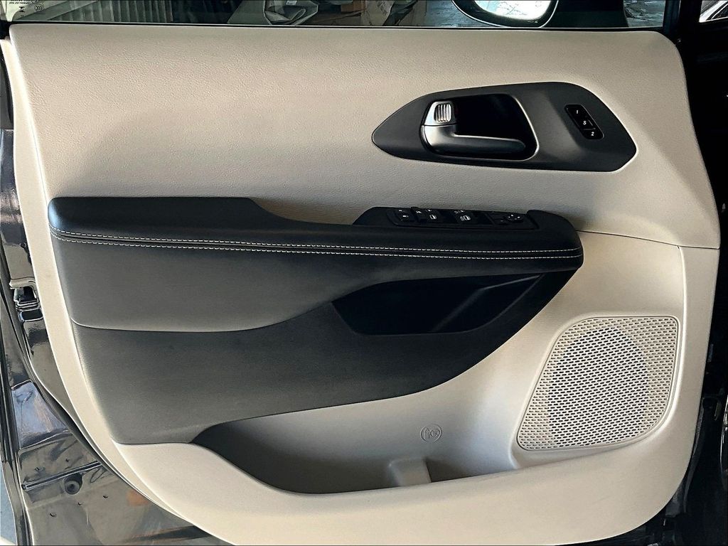 2023 Chrysler Pacifica — photo 9