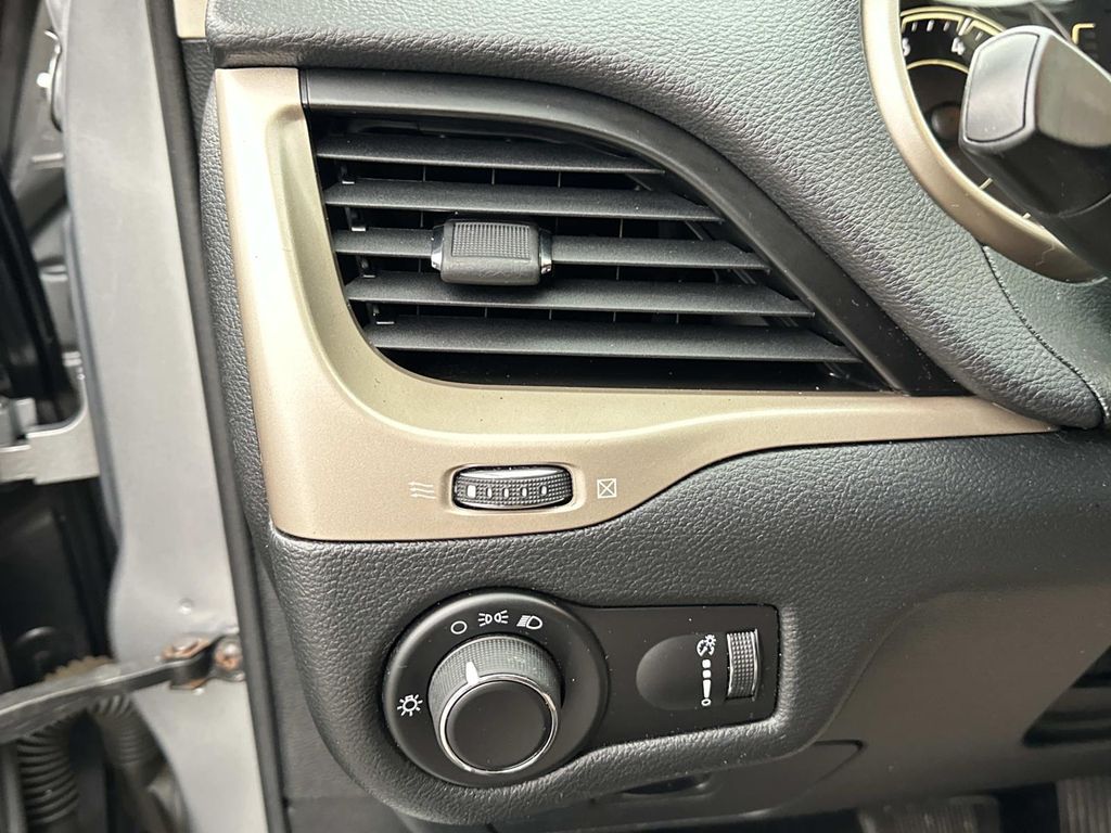 Thumbnail: 2014 Jeep Cherokee - 32