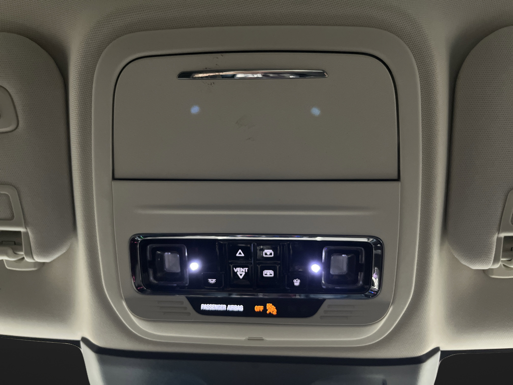 Used 2021 Pristine White Lincoln Grand Touring image 26