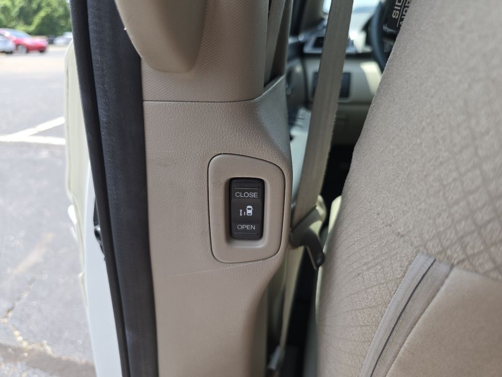 Used 2016  Honda SE image 17