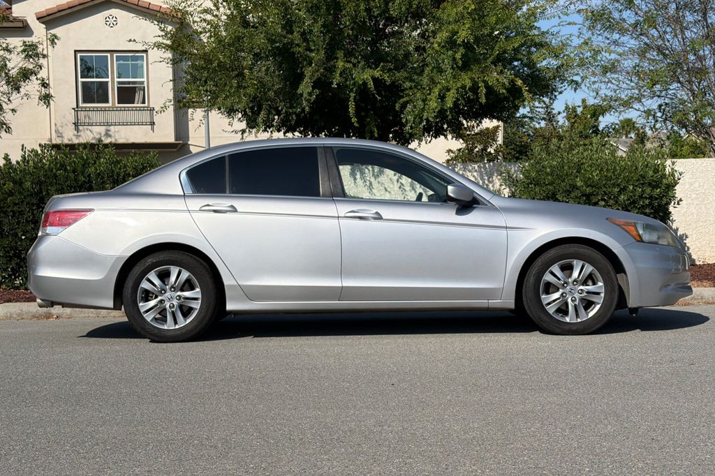 Used 2011 Alabaster Silver Metallic Honda SE image 3