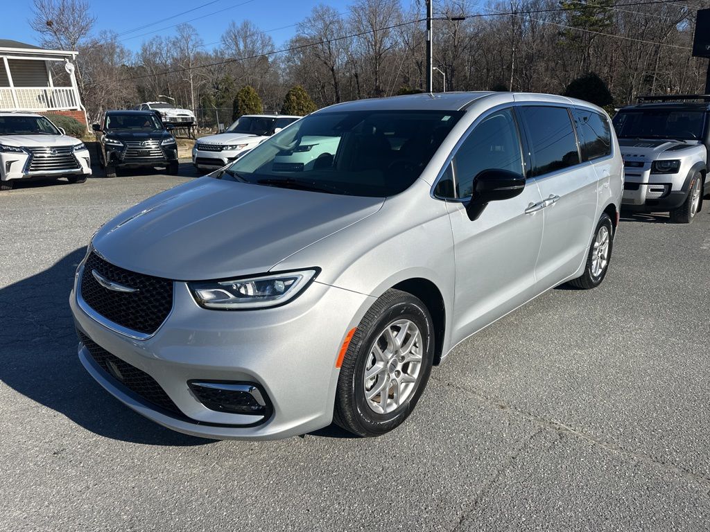 2024 Chrysler Pacifica Touring L's photo