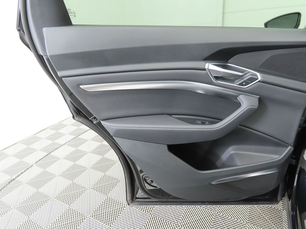 Thumbnail: 2020 Audi e-tron - 26