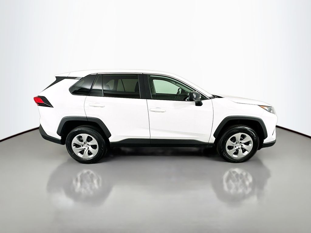 2022 Toyota RAV4 LE 4