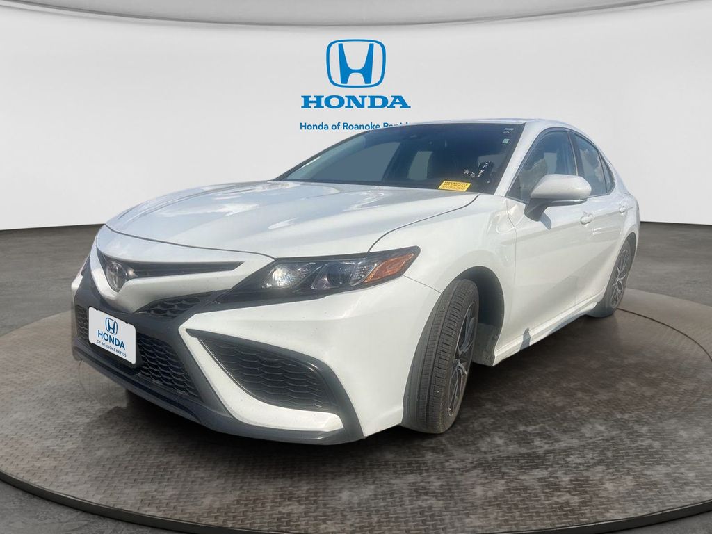 White (Wind Chill Pearl) 2024 Toyota Camry SE FWD Sedan Front-Wheel Drive 8-Speed Automatic