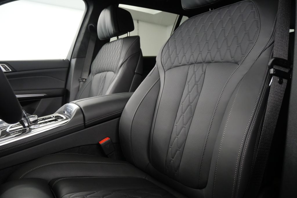 2026 BMW X7 Alpina XB7 12