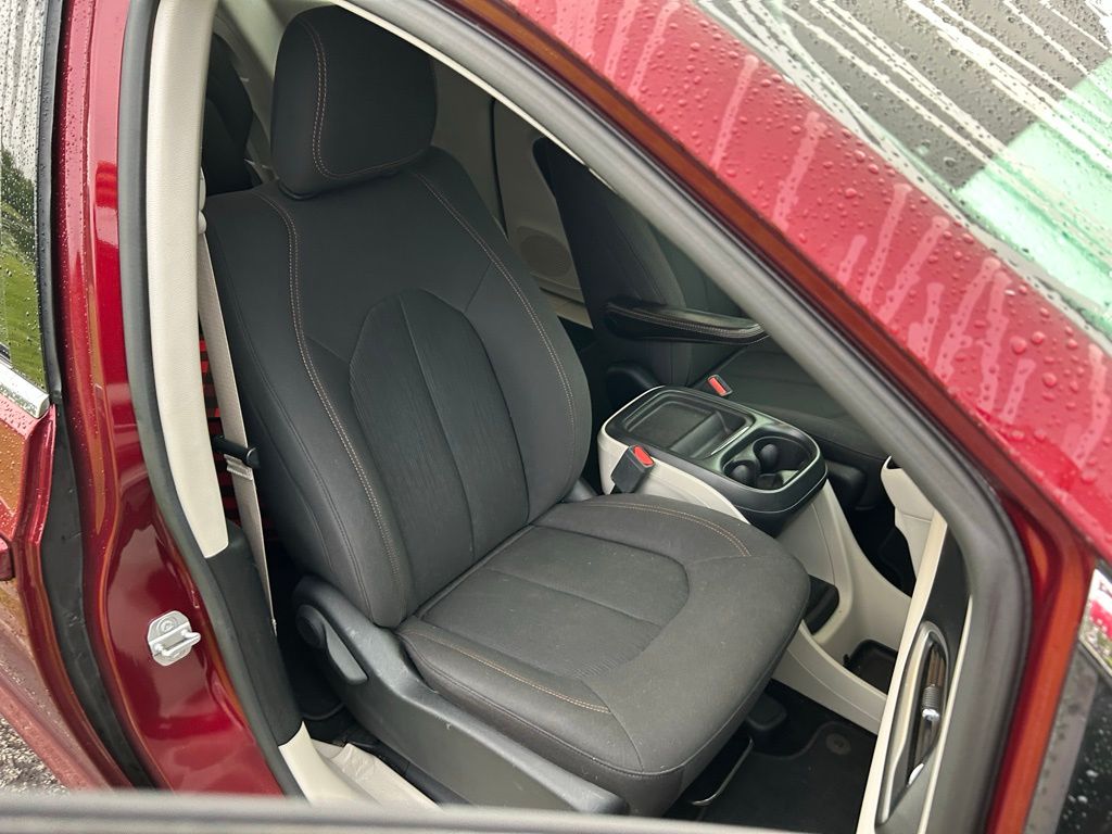 Thumbnail: 2017 Chrysler Pacifica - 15