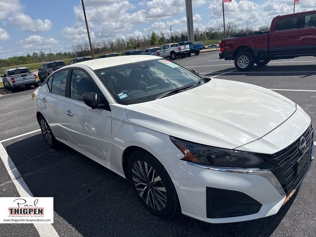 Glacier White 2025 Nissan Altima 2.5 SV FWD Sedan Front-Wheel Drive Continuously Variable Transmission